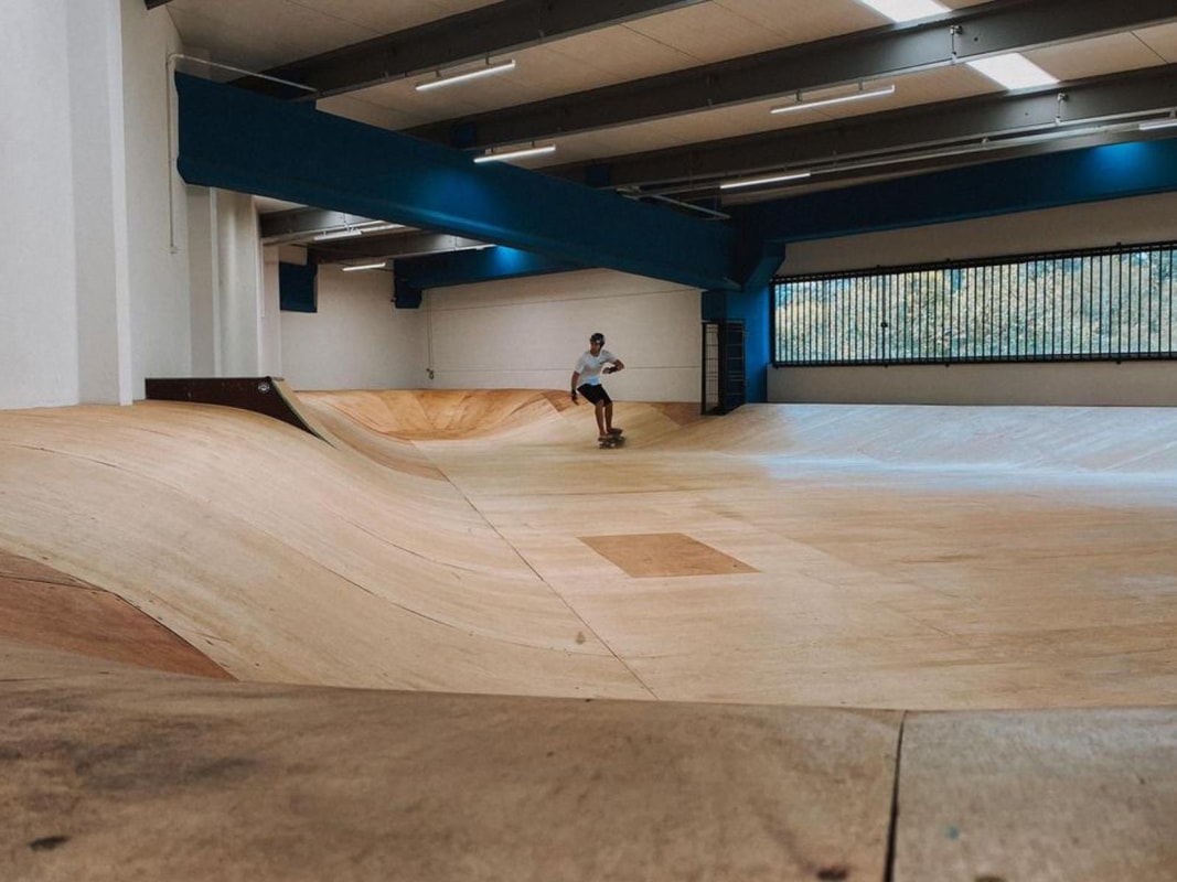 Surf skate park indoor do Surf Center Curitiba para treino de técnica e equilíbrio
