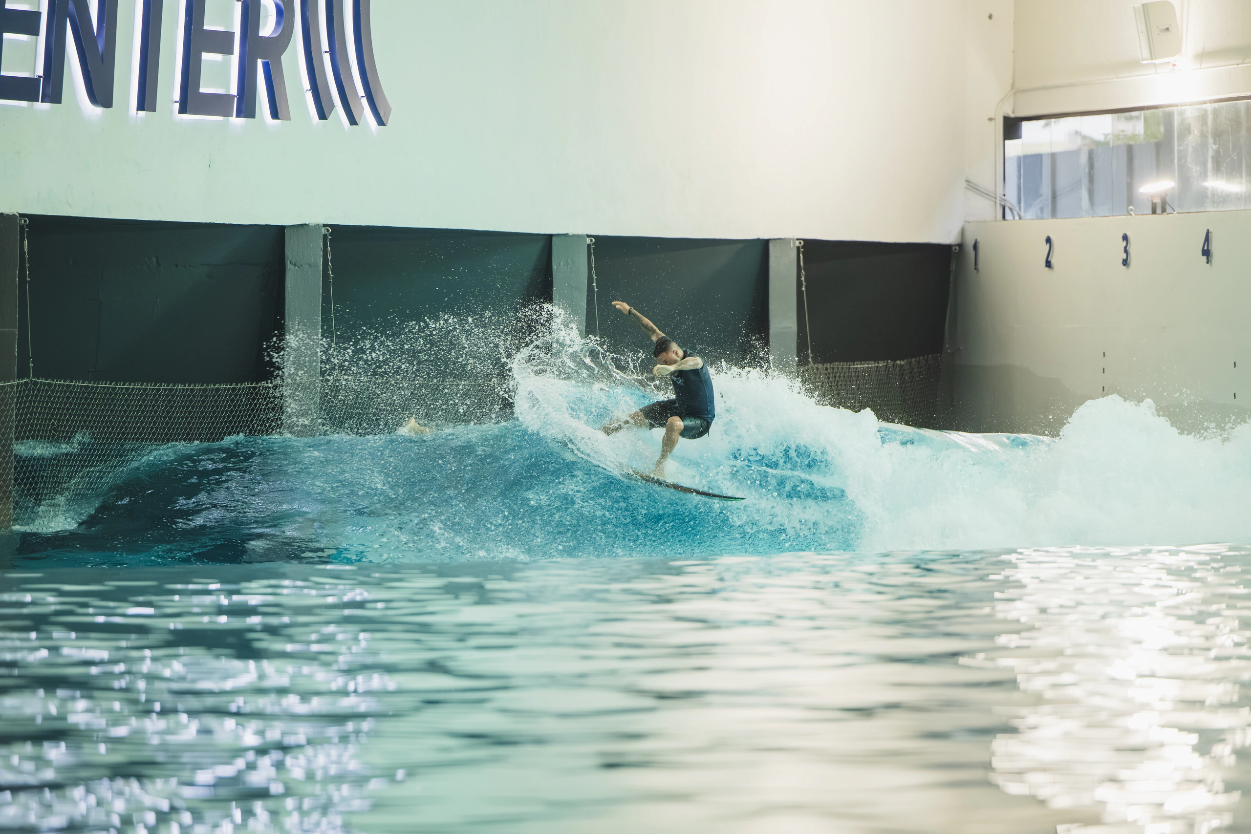 Aluno em sessão de surf na piscina de ondas da Surf Center Curitiba