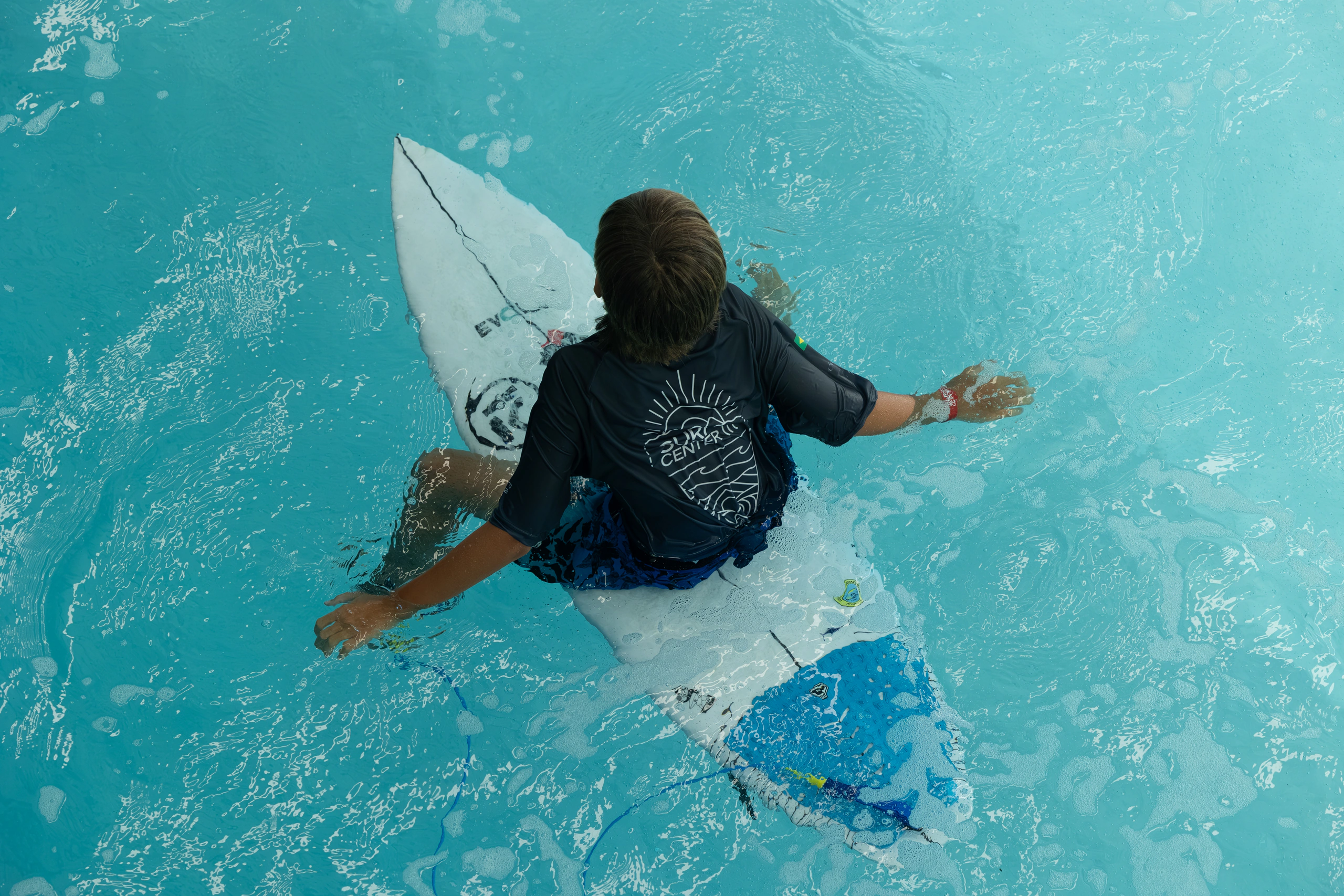 Aluno surfando na piscina de ondas da Surf Center Curitiba