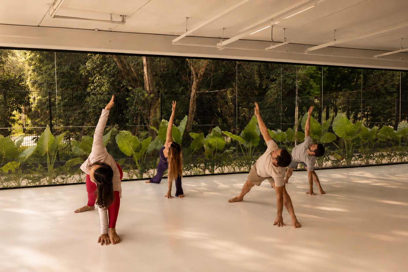 Aula de yoga na área de wellness da Surf Center Curitiba