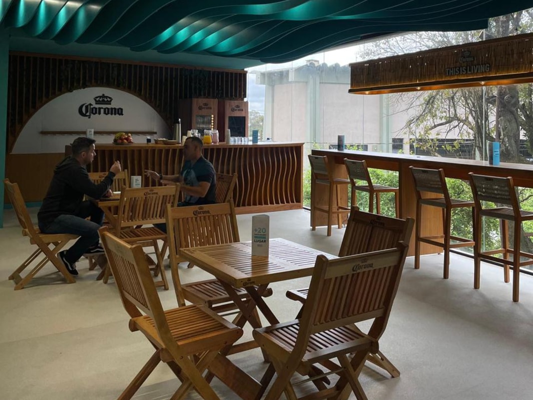 Restaurante e café premium do Surf Center Curitiba com vista para a piscina de ondas