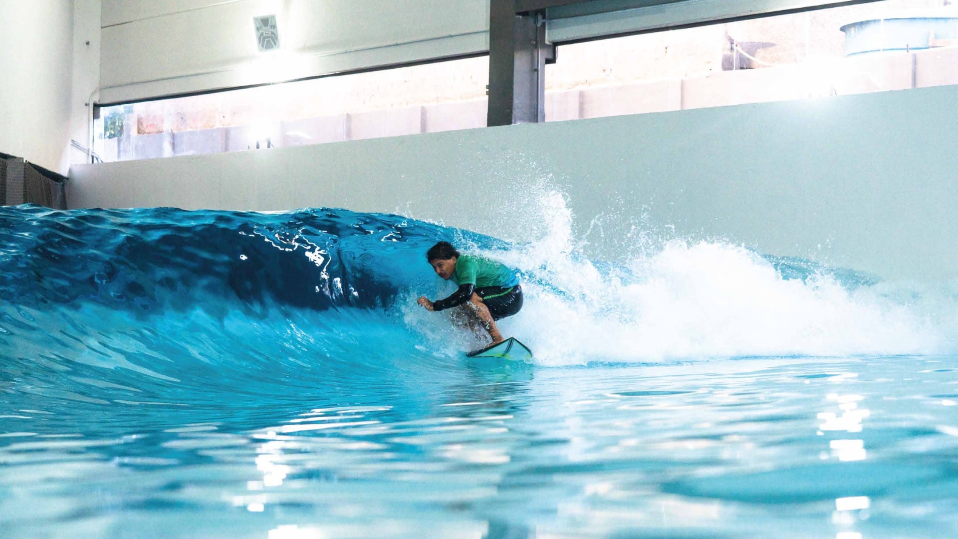 Surfista na piscina de ondas indoor do Surf Center Curitiba