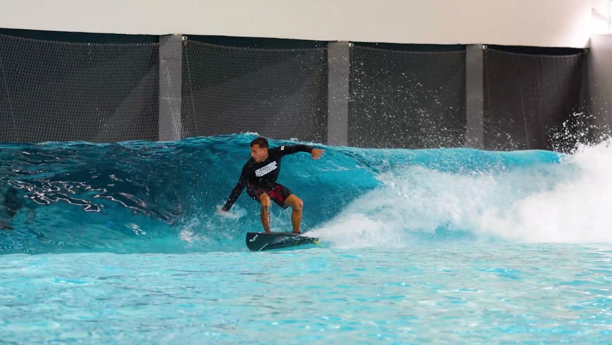 Onda perfeita na piscina de surf indoor do Surf Center Curitiba