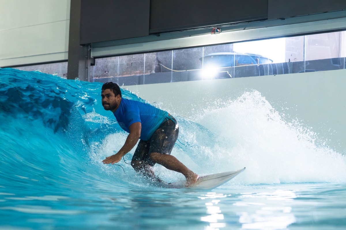 Surfista em onda ajustável de até 1,5m na piscina do Surf Center Curitiba