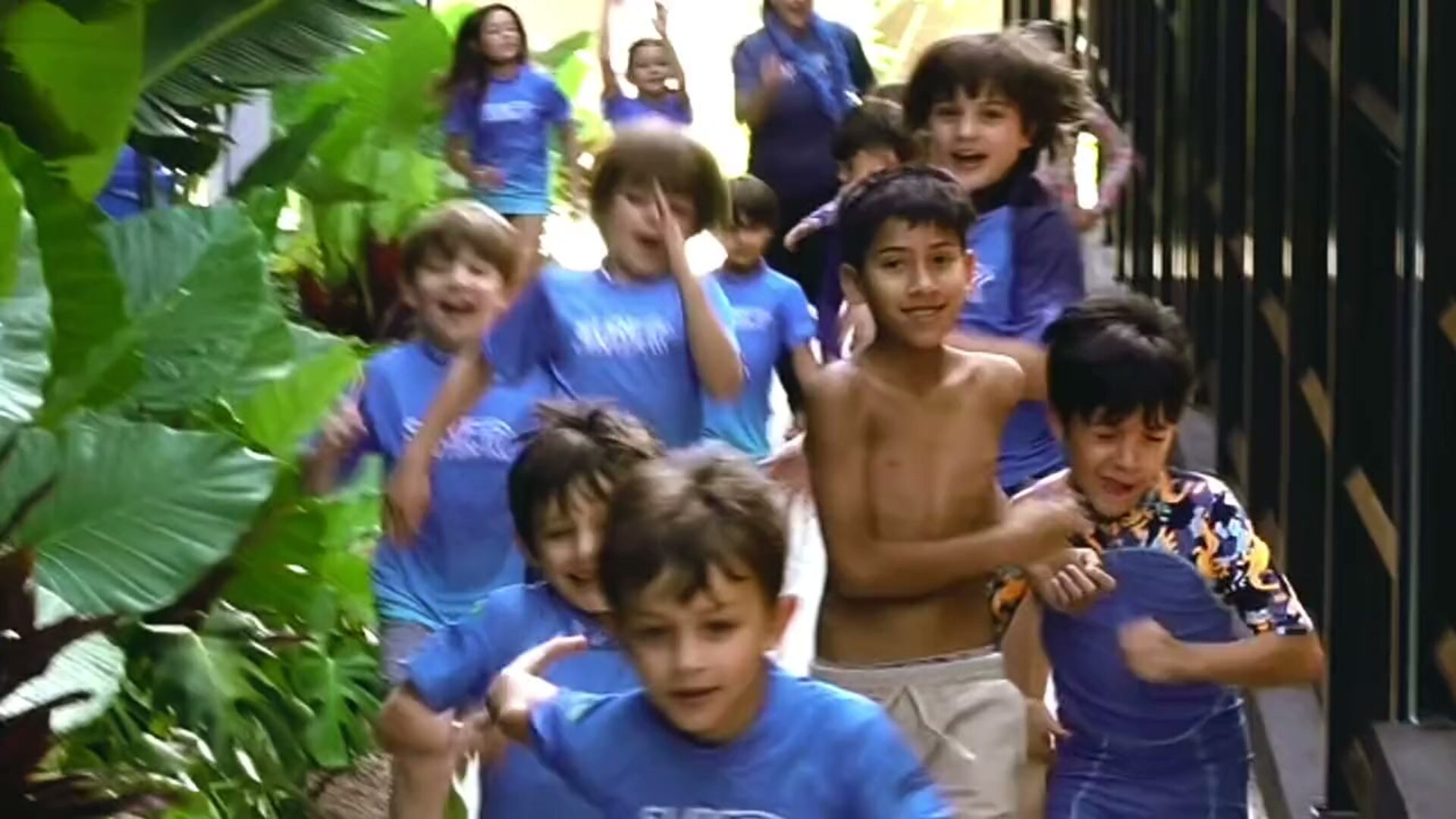 Crianças e famílias vivendo o clube Surf Center - praia com ondas, esqui e snowboard em Ribeirão Preto