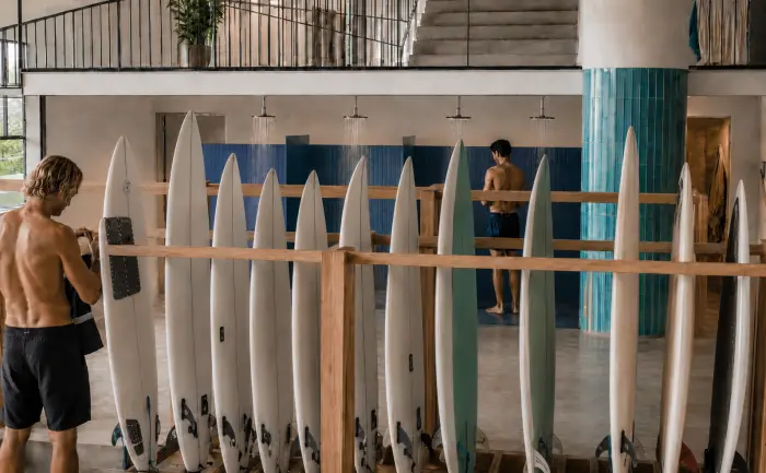 Deck e duchas do projeto Surf Center São Paulo
